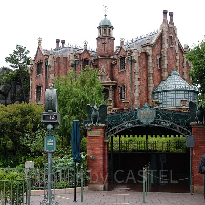 不気味な館の中には…？？