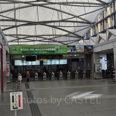 ユニバーサルシティ駅構内(改札口付近)