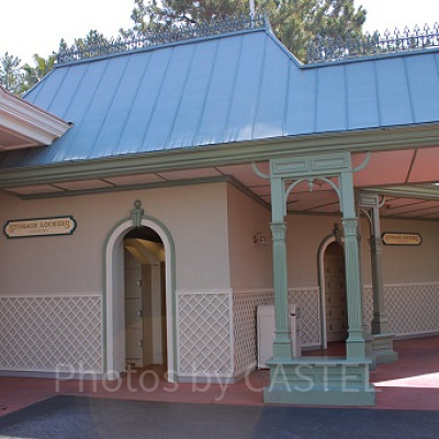 プロムナードイーストギフトショップ横のコインロッカーです。そばにはゴミ箱もあるので、荷物整理にぴったり。