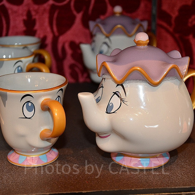 食器棚の中でお話をしていそうですね。