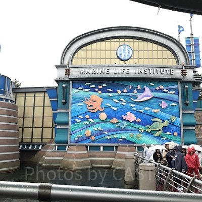 英語で“海洋生物研究所”と書かれています。