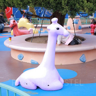 紫のきりんです。首に捕まったり、背中に乗ったりできますね。後ろに赤いポニーが見えます。背中にまたがって、乗馬気分を味わえるかも？