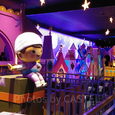 並ぶ列も、乗っても屋内のイッツ・ア・スモールワールド