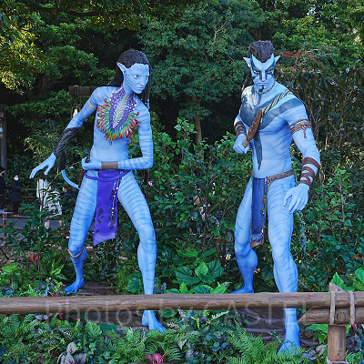 アバターのジェイクとネイティリの等身大のオブジェ