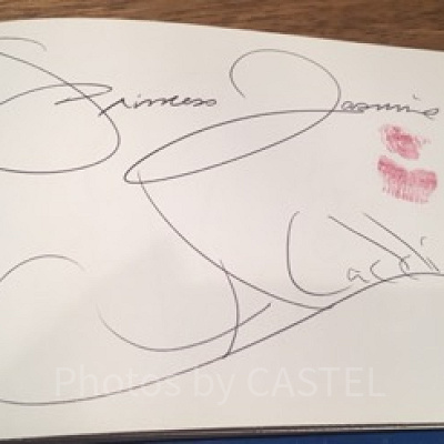 ジャスミンとアラジンのサインも！