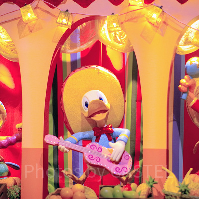 ホセ・キャリオカ（左）ドナルド（中央）パンチート（右） <br />リニューアル後のイッツ・ア・スモールワールド