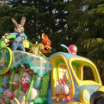 ディズニーランドのパレード「うさたま大脱走！」のジュディとニック