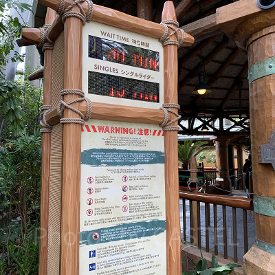 ジュラシックパークザライドの待ち時間表記のボード（リニューアル後）