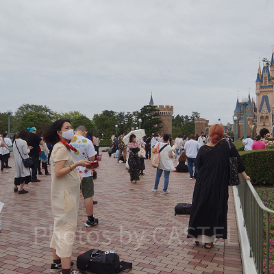 ソーシャルディスタンスを保って待機します