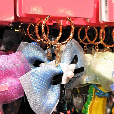 アリスをイメージした靴のキーチェーン