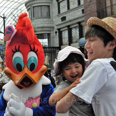 ハリウッド大通りでキャラクターと出会えて子供は大喜び