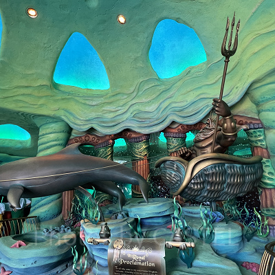 入り口で出迎えるキング・トリトン