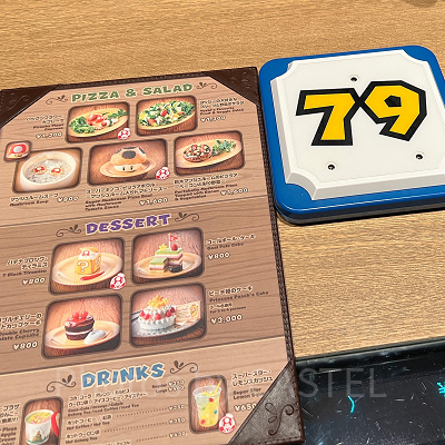 キノピオカフェのメニュー表とナンバープレート