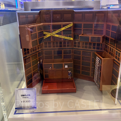 工藤邸書斎の収納ボックス（USJコナングッズ）