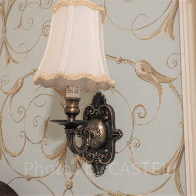 ベッドのそばのランプ