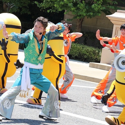 ミニオンのショーにレジェンドダンサーが登場