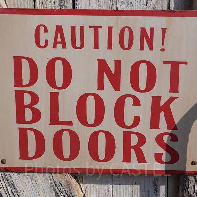 リバティ・ランディング・ダイナー：張り紙「ドアをふさがないで！」