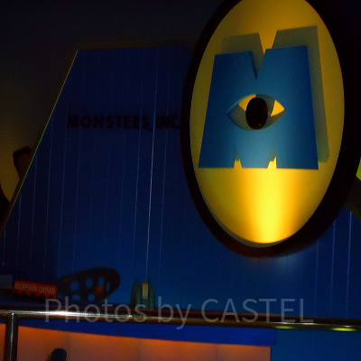 薄暗いアトラクション内でモンスターを探せ！