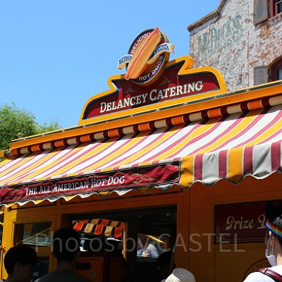 黄色い車が目印