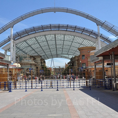 USJのエントランスからパークを眺める