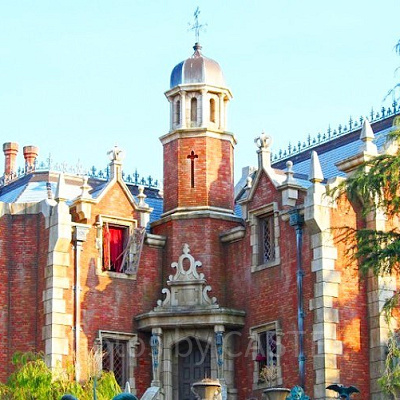 ホーンテッドマンションからグランマ・サラのキッチンの窓を見ると…？