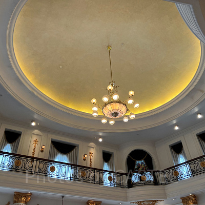 白とゴールドが基調の豪華な造り！