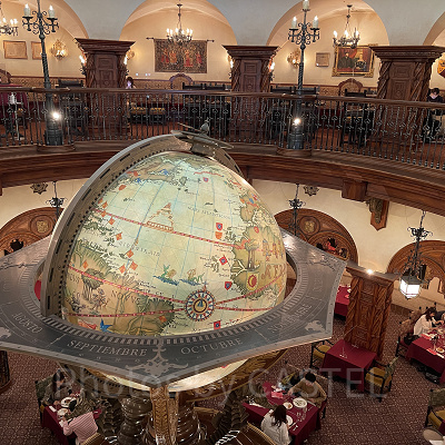 マゼランズでひときわ目をひく地球儀