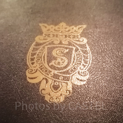 マゼランズ:メニュー伝票には秘密組織S.E.Aの紋章が!