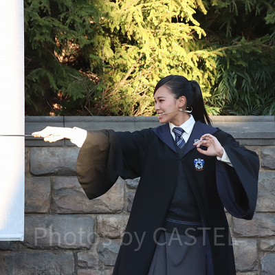 魔法をかけるレイブンクローの生徒