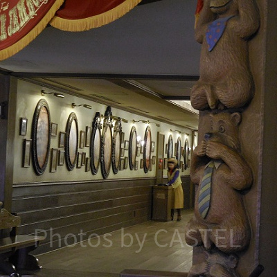 アトラクション内には沢山のポスターが飾られています。