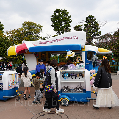 3月ディズニーランド混雑レポ：トゥーンタウンで身につけグッズが買えるワゴン
