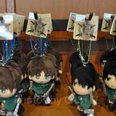 マスコットキーチェーンのエレン（左）とリヴァイ（右）