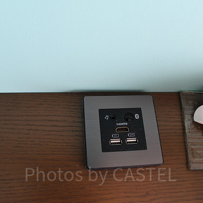 テレビ横のメディア端子。イヤホン、USB、HDMI、Bluetooth対応