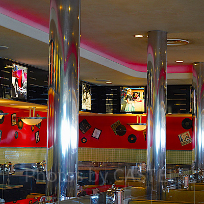 メルズ・ドライブ・イン：店内