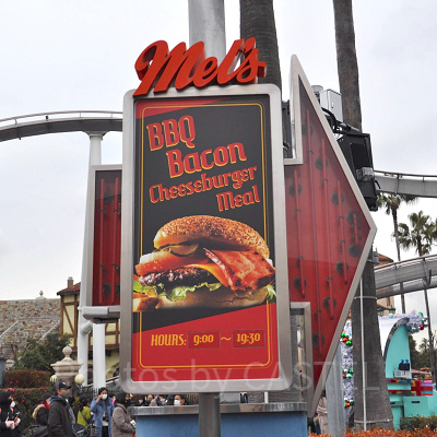 メルズドライブインの看板