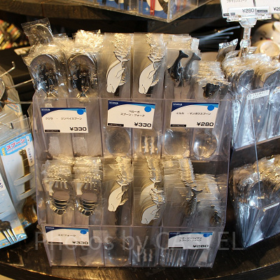 ユニークなデザインがいっぱいの金属製スプーン／フォーク