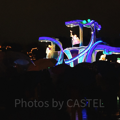 ミッキーたちは2番目のフロートで登場！