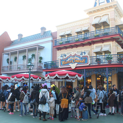 ミッキーの形をしたワッフルは大人気！