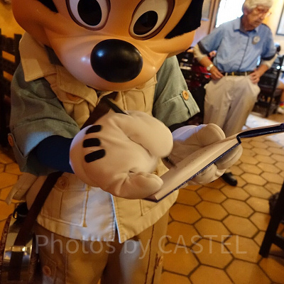 サインをするミッキー