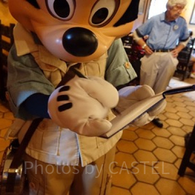 サインをしてくれるミッキー