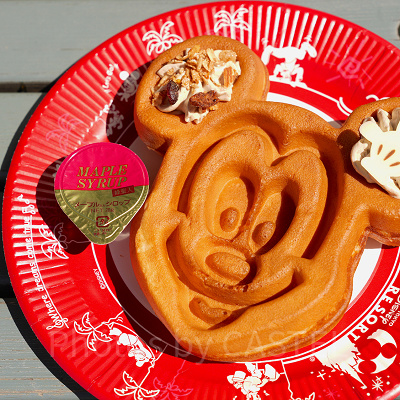 ミッキーワッフル、マロンホイップとメープルソース付き