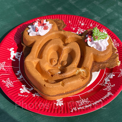 「ミッキーワッフル、ストロベリーホイップとメイプルソース付き」