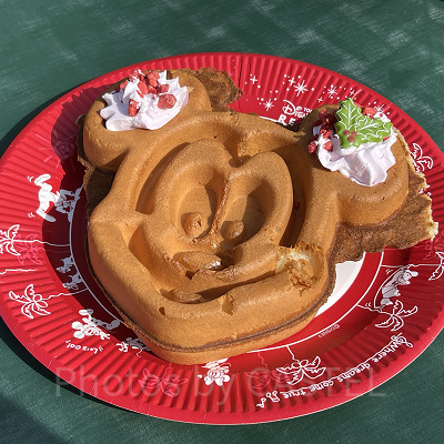 ミッキーワッフル、ストロベリーホイップとメイプルソース付き