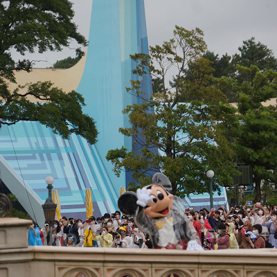 サイドのゲストにも手を振ってくれるミッキー