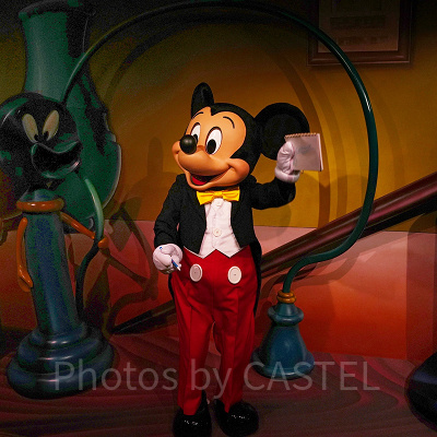 書いたサインをアピールしてくれるミッキー