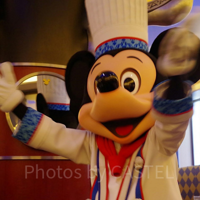 テーブルにあいさつしに来てくれたミッキー