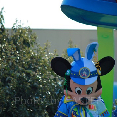 うつむくミッキー。