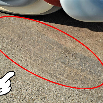 ミッキーの車のタイヤの跡