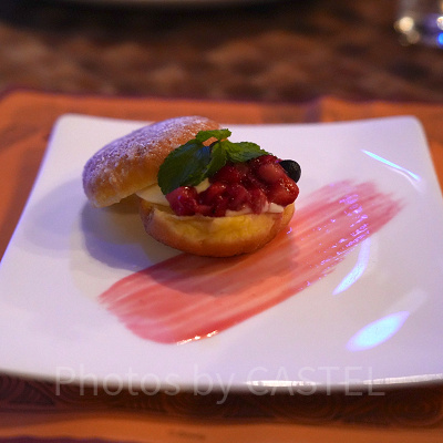 ミッキーのレインボールアウ：チーズクリームドーナツ