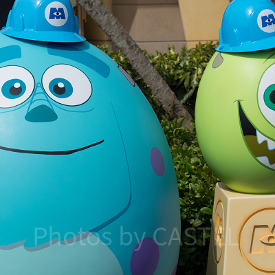 モンスターズ・インクのヘルメットをかぶるマイクとサリー